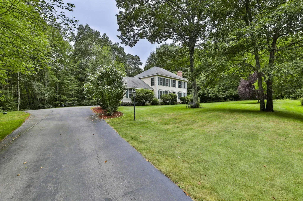 19 Sheas Drive Auburn NH 03032