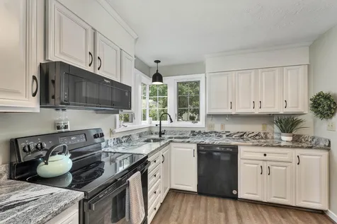 21 Golf View Laconia NH 03246