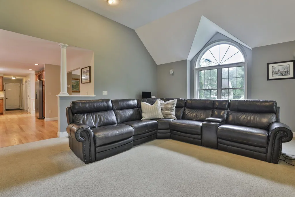 173 Windsor Drive Auburn NH 03032