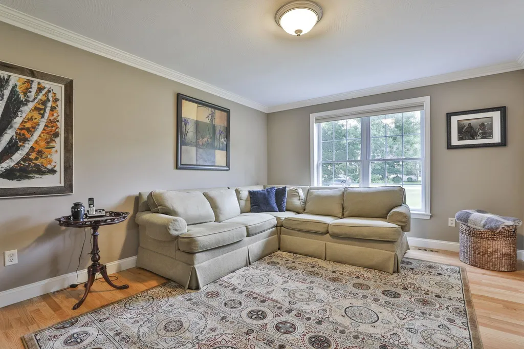 173 Windsor Drive Auburn NH 03032