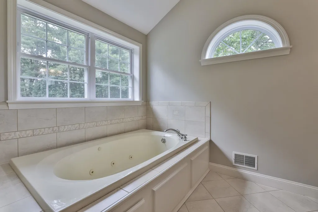 173 Windsor Drive Auburn NH 03032