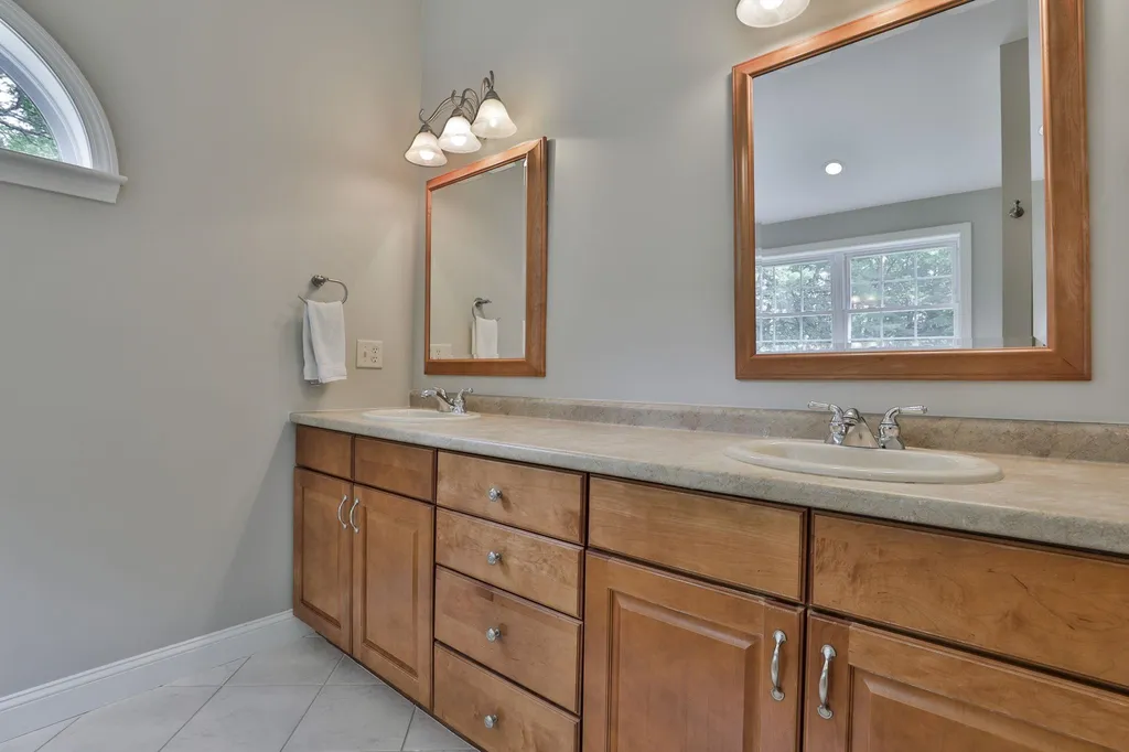 173 Windsor Drive Auburn NH 03032