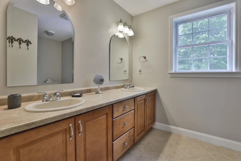 173 Windsor Drive Auburn NH 03032