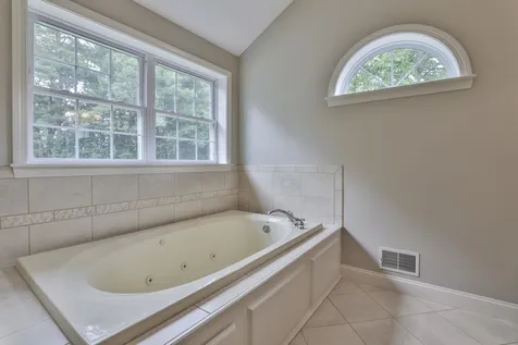 173 Windsor Drive Auburn NH 03032