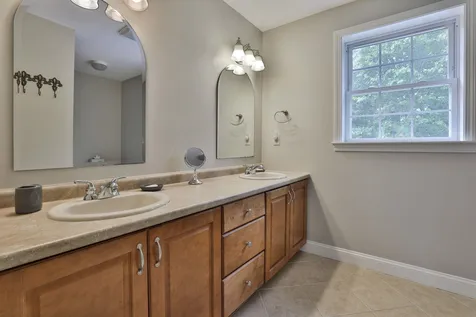 173 Windsor Drive Auburn NH 03032