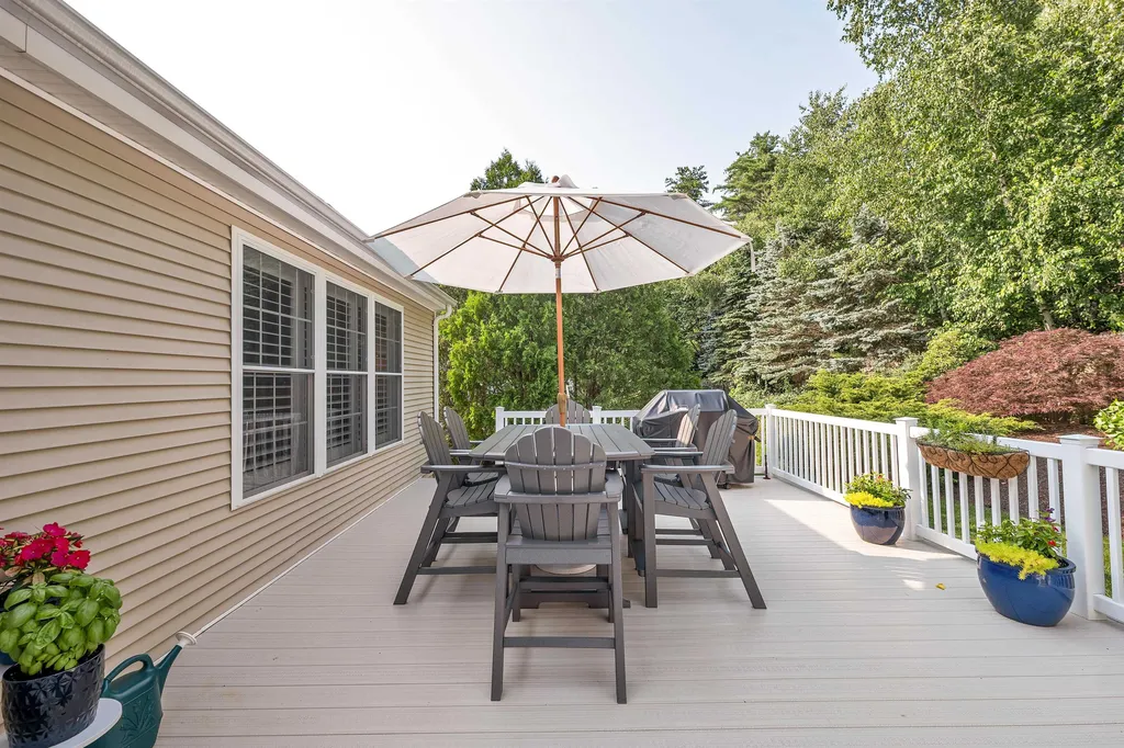 124 Hampton Meadows Hampton NH 03842