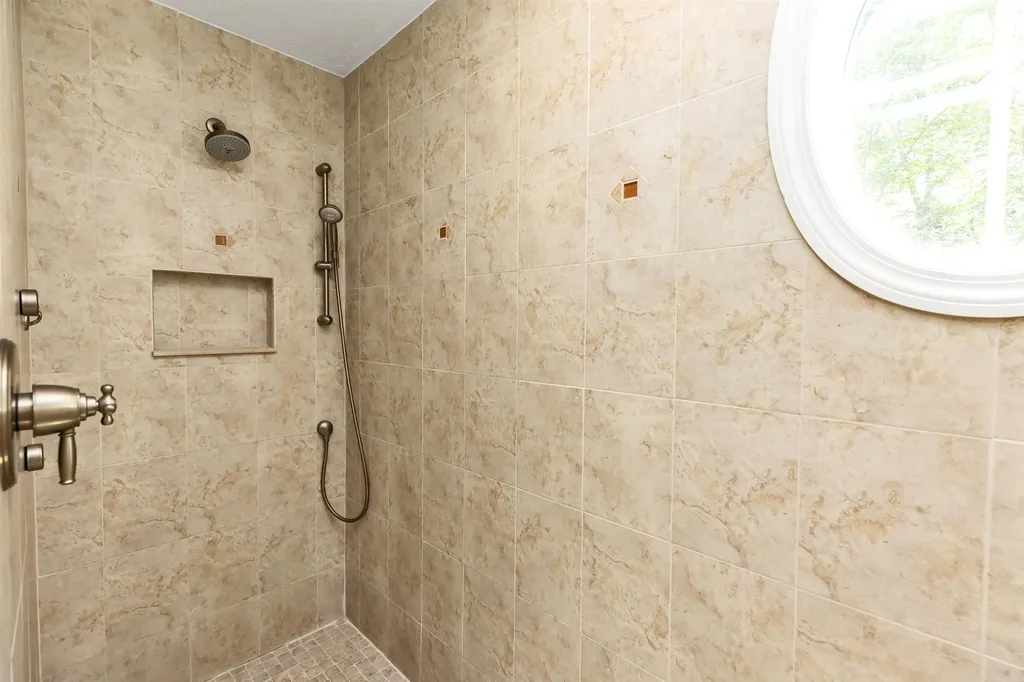 27 Thornton Road Londonderry NH 03053
