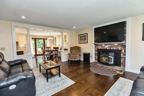 27 Thornton Road Londonderry NH 03053