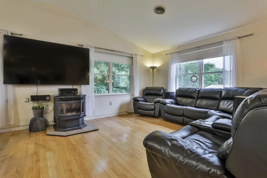 11 Rainbow Avenue Merrimack NH 03054