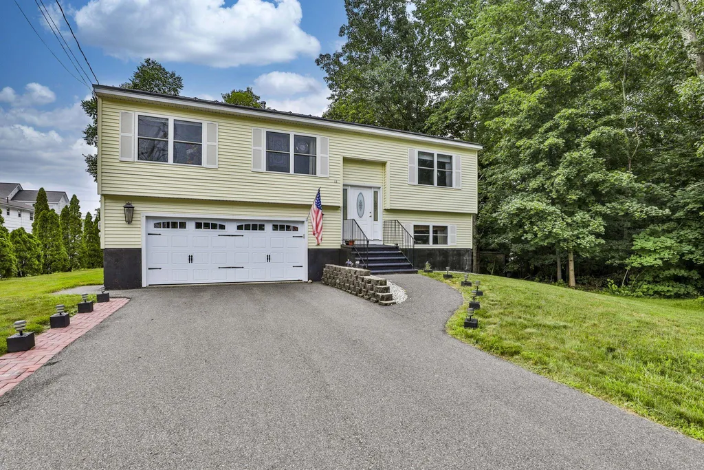 11 Rainbow Avenue Merrimack NH 03054