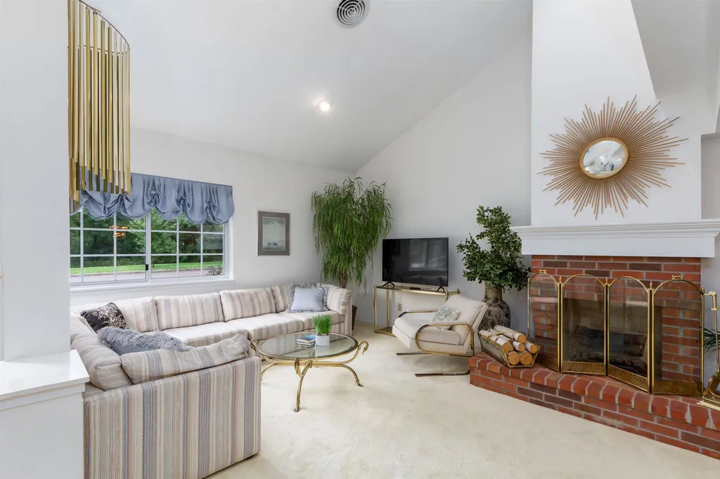 24 Oakbeach Drive Burlington VT 05401