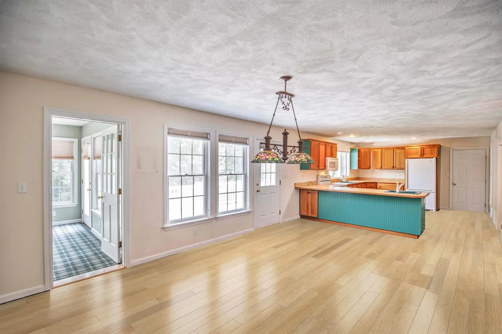 93 Brady Avenue Salem NH 03079