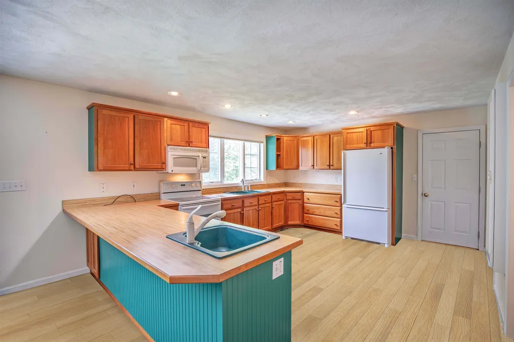 93 Brady Avenue Salem NH 03079