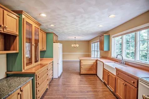 93 Brady Avenue Salem NH 03079