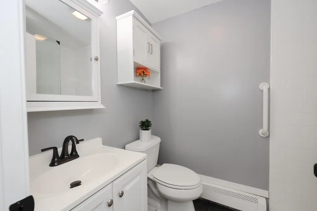 88 W Broadway Street Derry NH 03038