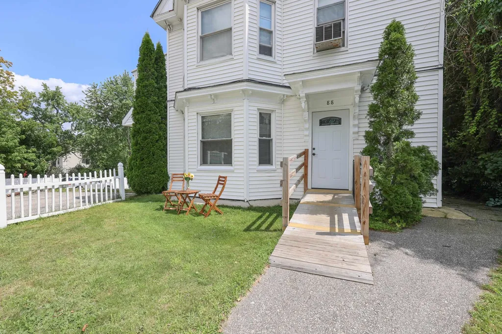 88 W Broadway Street Derry NH 03038