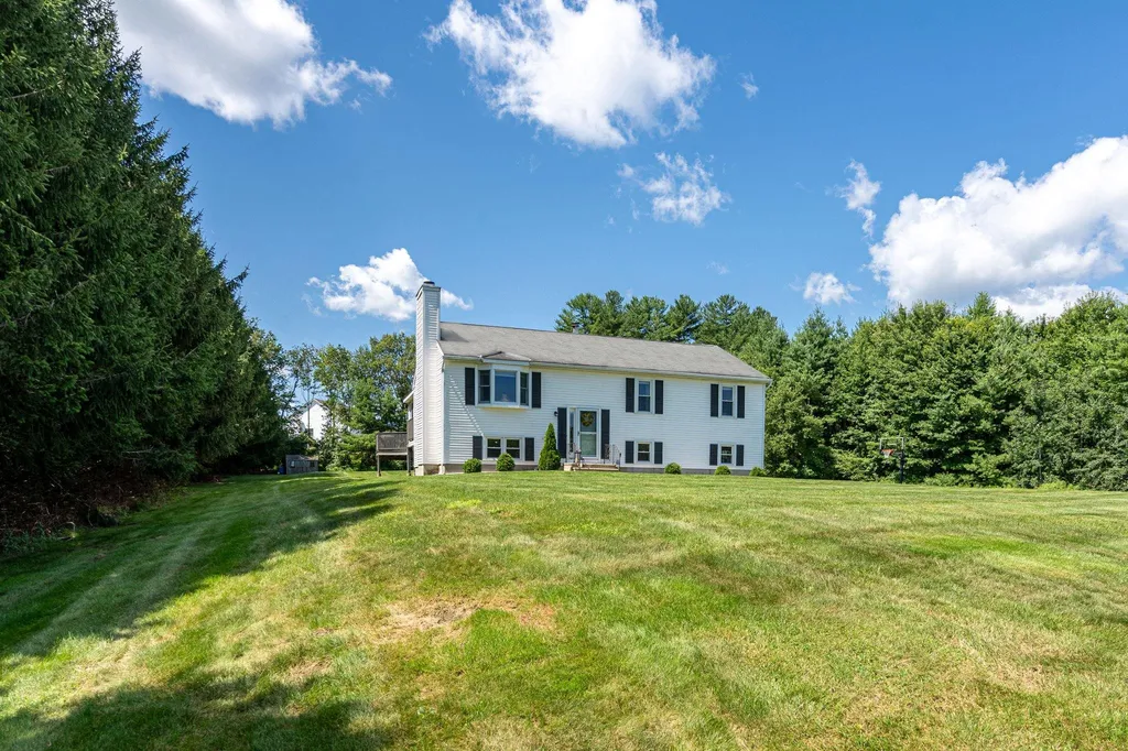 12 Constance Drive Londonderry NH 03053