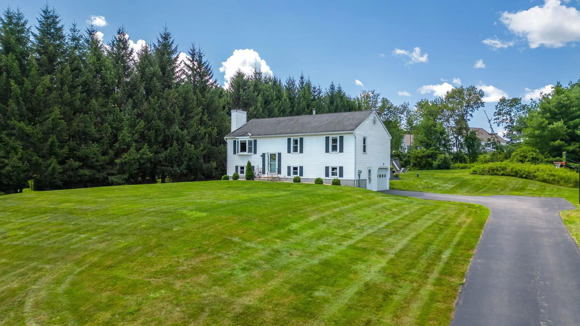 12 Constance Drive Londonderry NH 03053