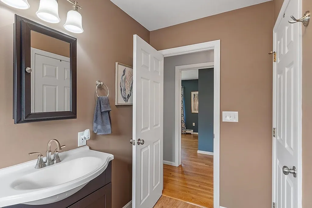 48 Elmwood Avenue Salem NH 03079