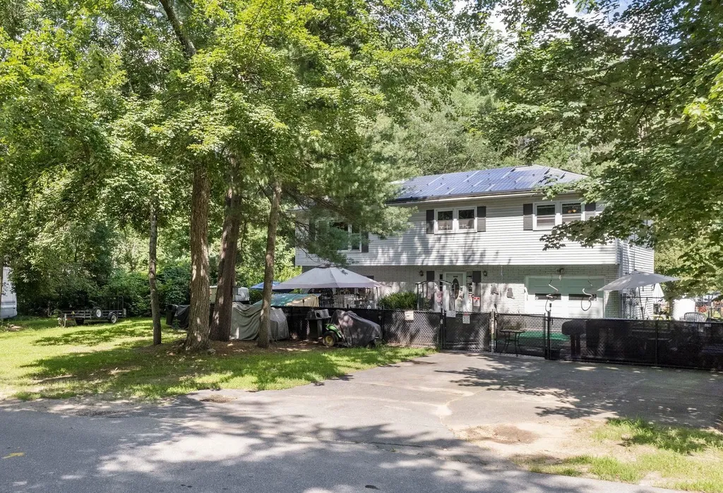 3 Yellowstone Drive Londonderry NH 03053