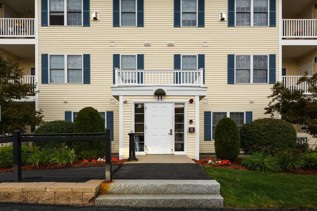 14 Crestview Circle Londonderry NH 03053