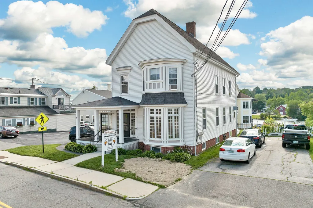 42 Glendon Street Wolfeboro NH 03894