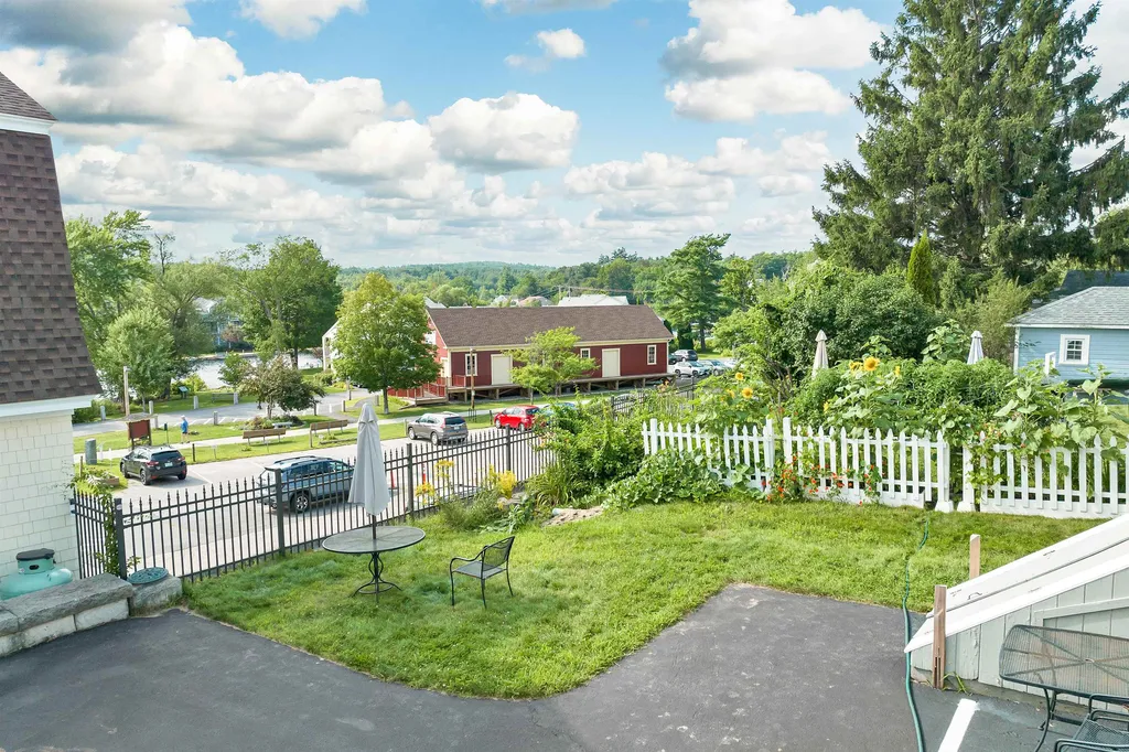 42 Glendon Street Wolfeboro NH 03894