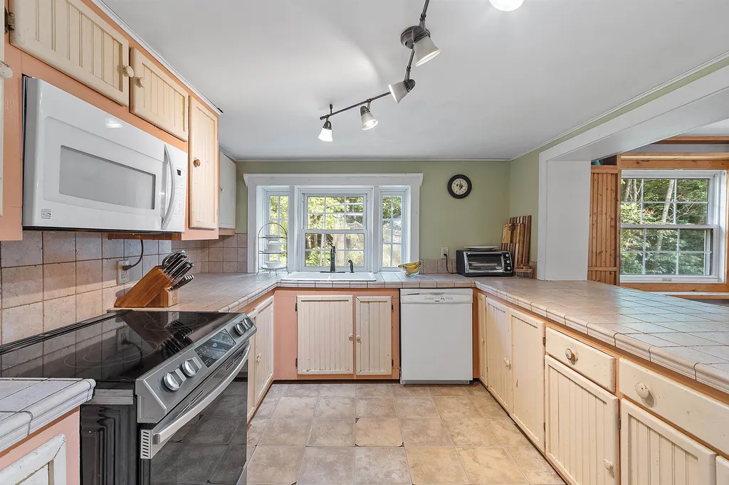 99 Hobbs Road Pelham NH 03076