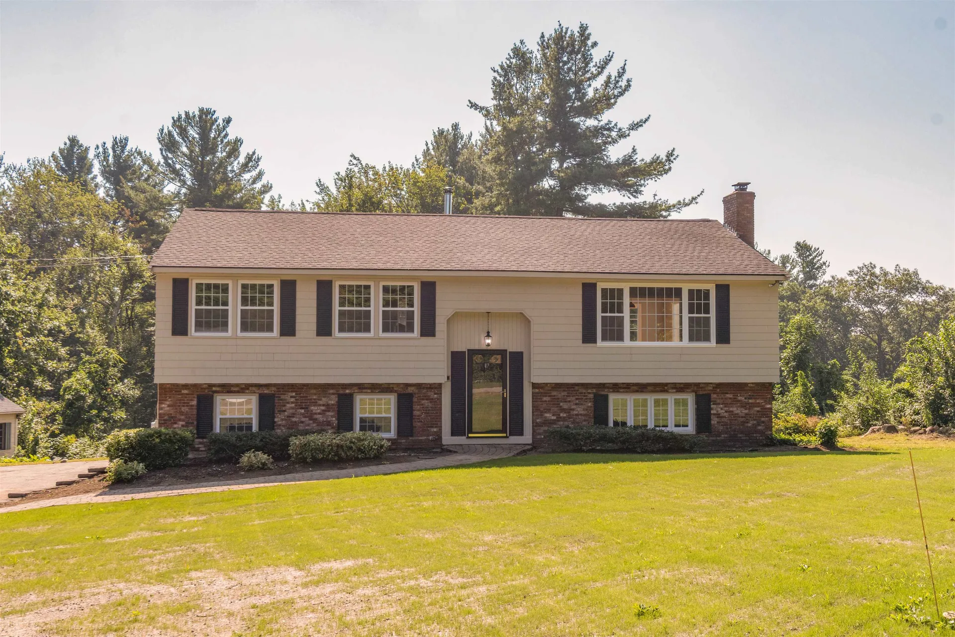 17 King Richard Drive Londonderry NH 03053