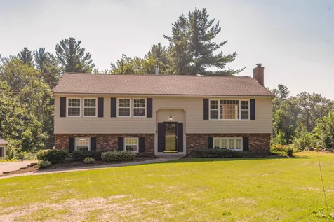 17 King Richard Drive Londonderry NH 03053