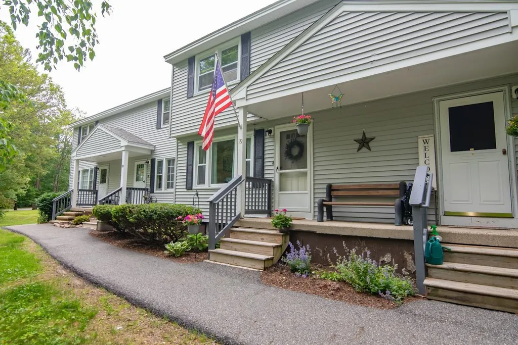 19 Holly Lane Londonderry NH 03053