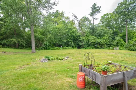 19 Holly Lane Londonderry NH 03053