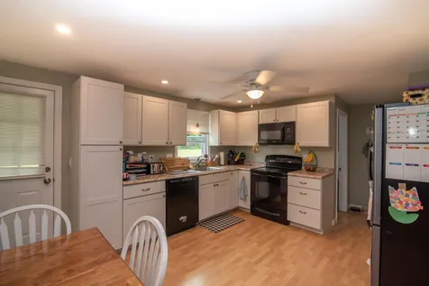 19 Holly Lane Londonderry NH 03053