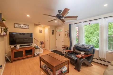 19 Holly Lane Londonderry NH 03053