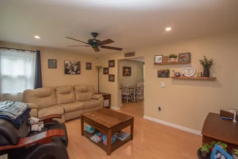 19 Holly Lane Londonderry NH 03053