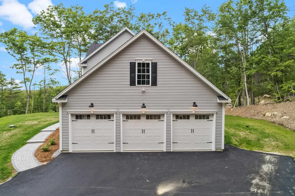 308 Montelona Road Goffstown NH 03045
