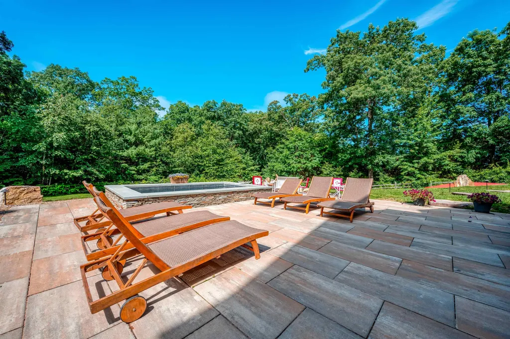 17 Burnham Road Windham NH 03087