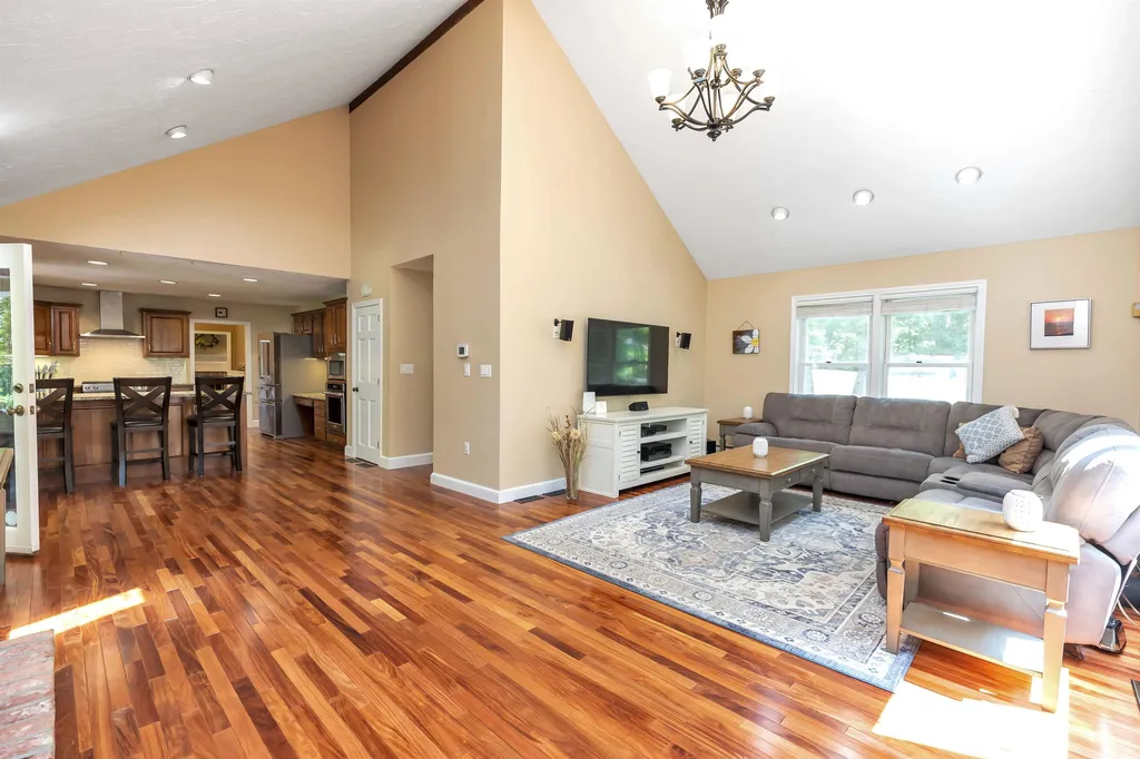 163 Hitching Post Lane Bedford NH 03110