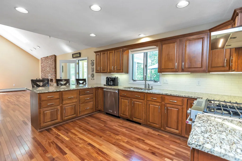 163 Hitching Post Lane Bedford NH 03110