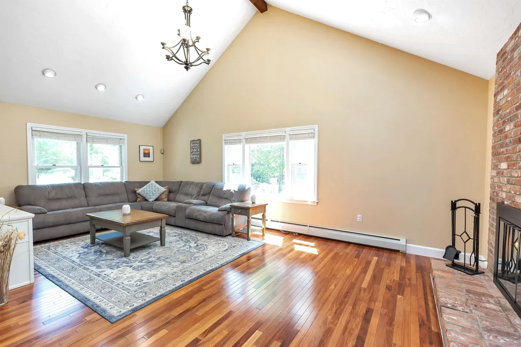 163 Hitching Post Lane Bedford NH 03110