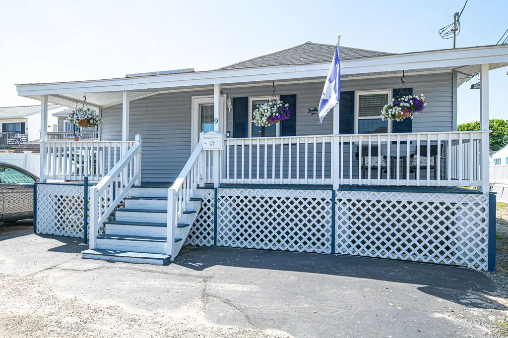 9 Bragg Avenue Hampton NH 03842