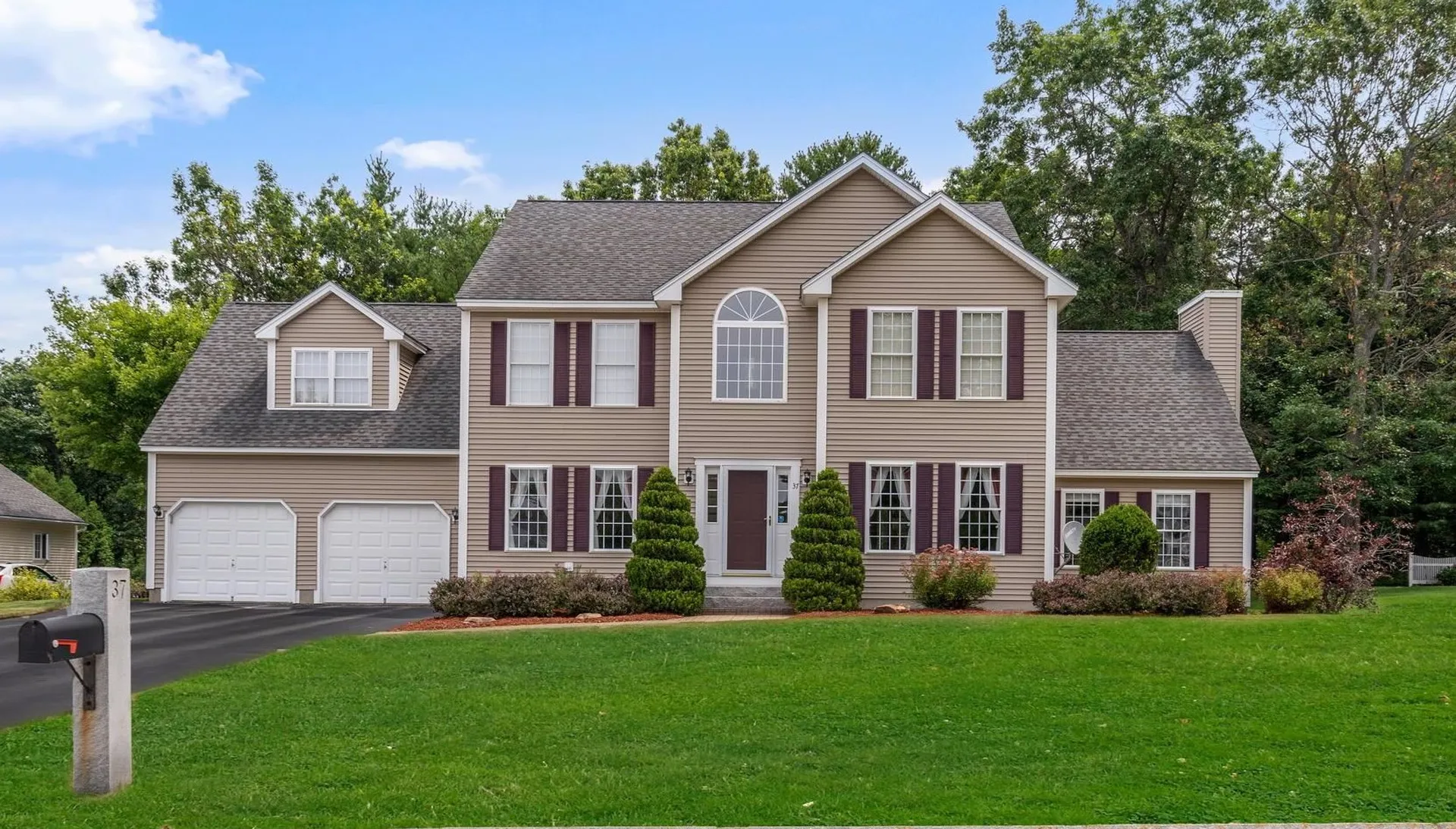 37 Stirling Avenue Hooksett NH 03106