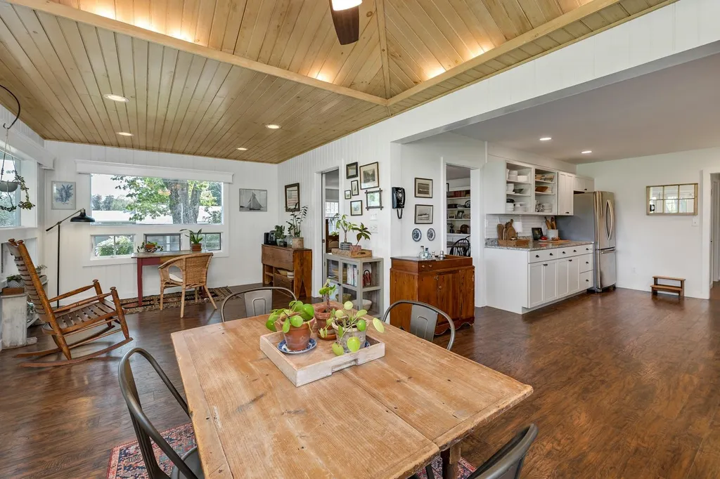 18 Forest Road Wolfeboro NH 03894