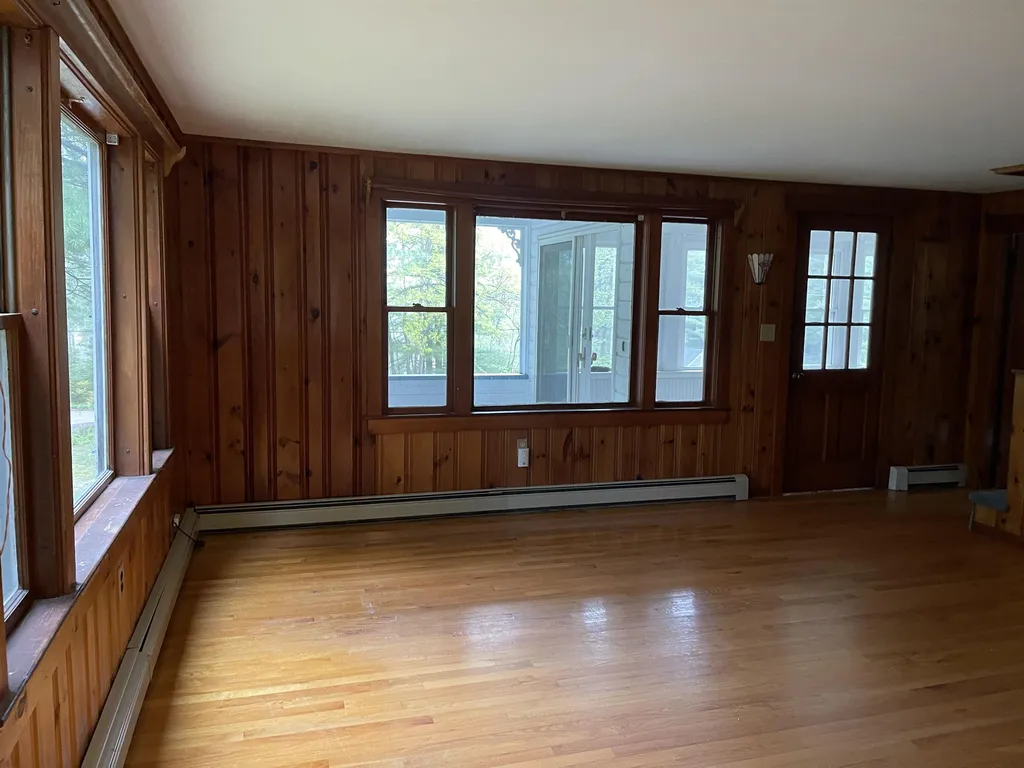 85 Railroad Avenue Alton NH 03810