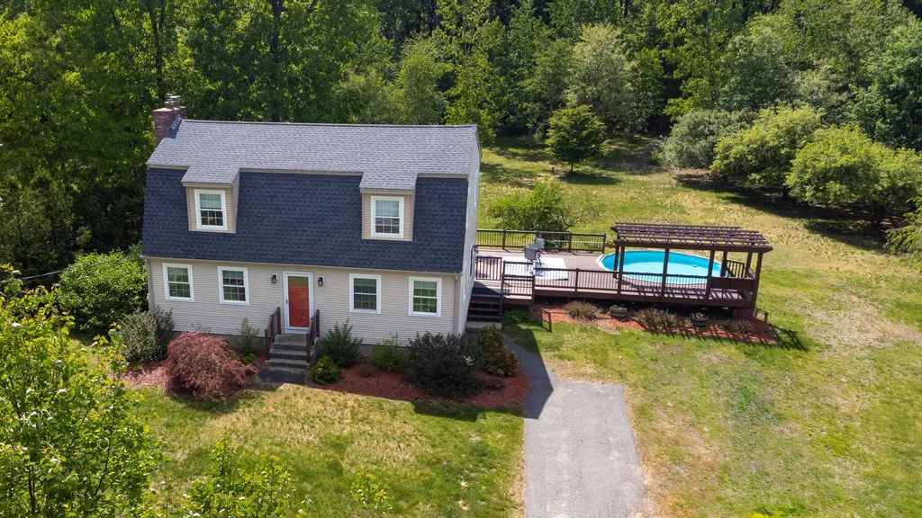 15 Blueberry Lane Hudson NH 03051