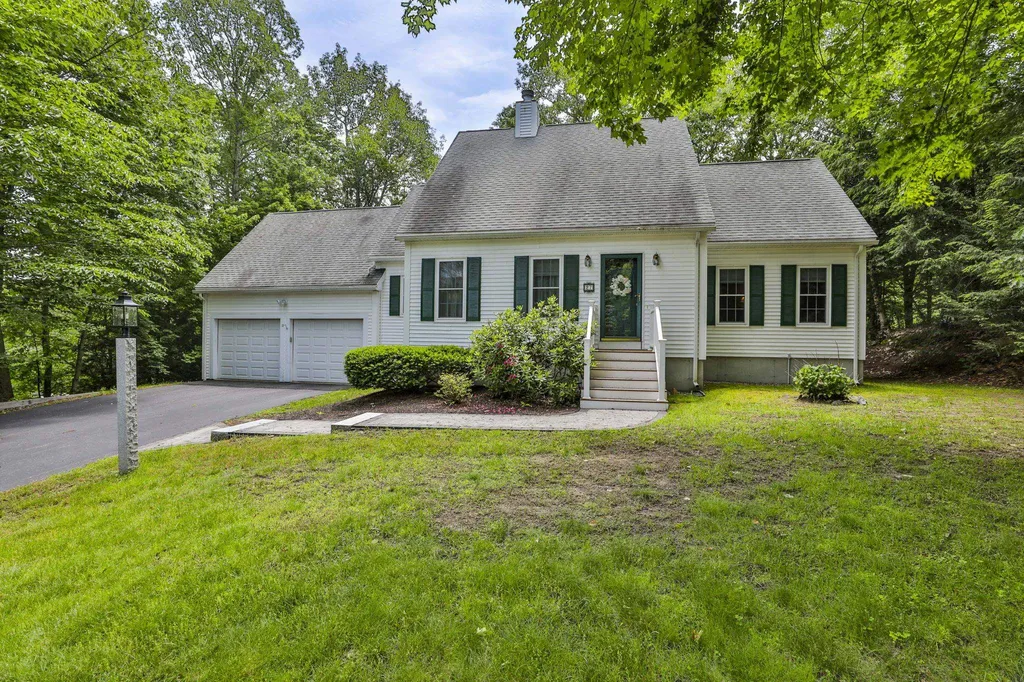 27 Massabesic Drive Auburn NH 03032