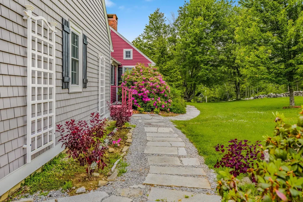 1667 King Hill Road New London NH 03257