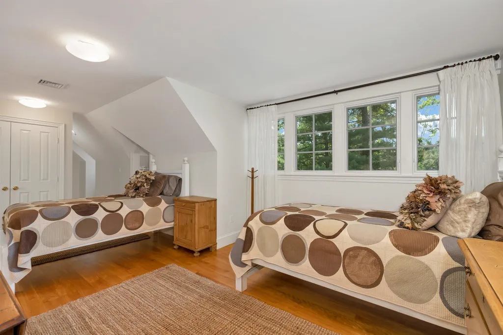 27 Locke Road New Castle NH 03854