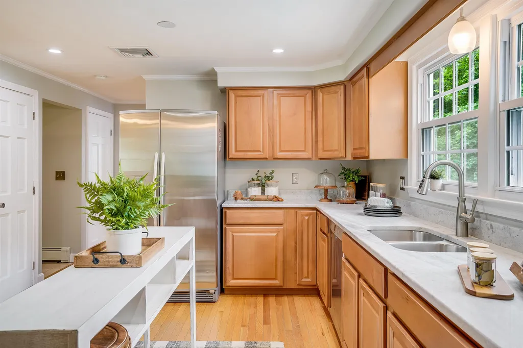 17 Thoreau Drive Nashua NH 03062-2452