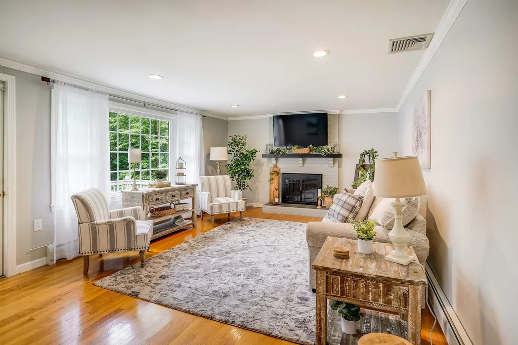 17 Thoreau Drive Nashua NH 03062-2452
